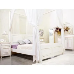 Cama con cortinas
