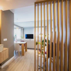 Separador ambientes listones de madera verticales