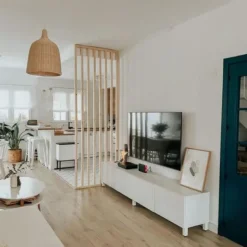 Separador ambientes listones de madera verticales