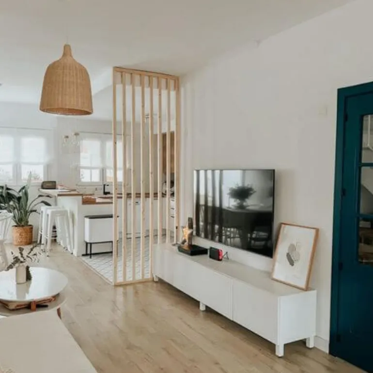 Separador ambientes listones de madera verticales
